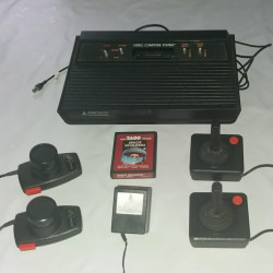 Console Atari 2600 +2 pads...