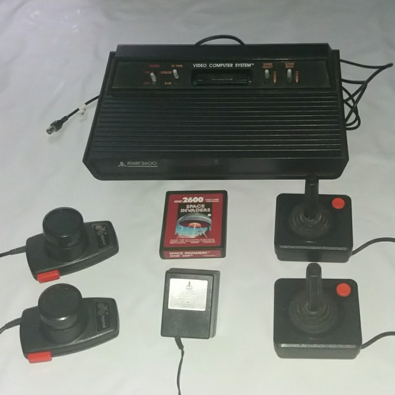 Console Atari 2600 +2 pads + jeu Space Invaders +2 paddles + câbles